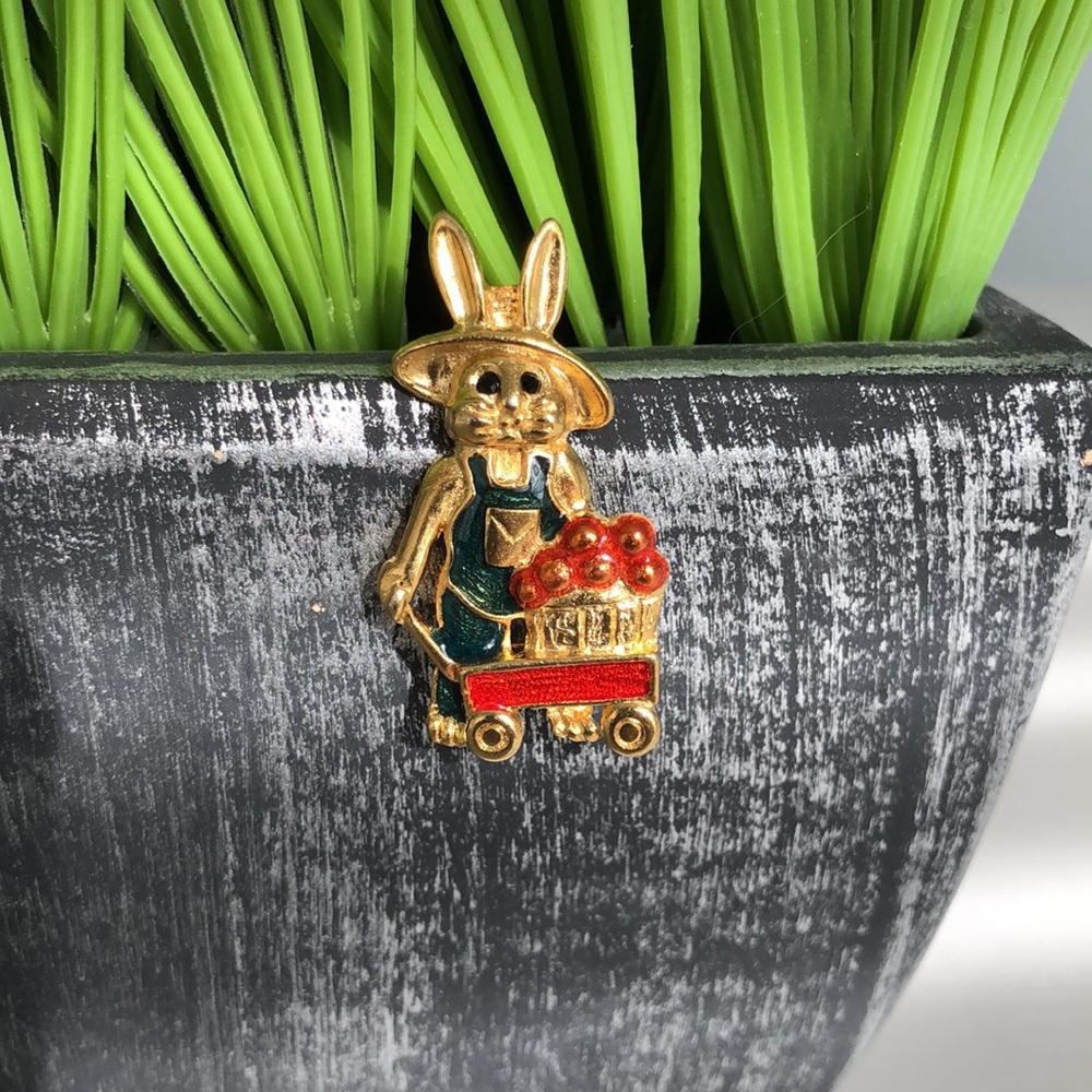 Danecraft Bunny Brooch with Wagon of Fruit - Picture 4 of 15
